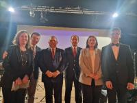 EL GANADOR JOSÉ ANTONIO PRIETO ESCRIBANO JUNTO A LA DIRECTORA Y AUTORIDADES
