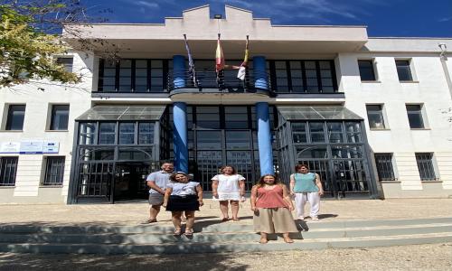 Miembros del Equipo Directivo, de izquierda a derecha y de arriba abajo: Miguel Ángel González (Jefe de Estudios), Mercedes García (Directora), Mª Dolores Cuenca (Secretaria), Almudena Mondéjar (Jefa adjunta) y Estelle Mazet (Jefa adjunta). 